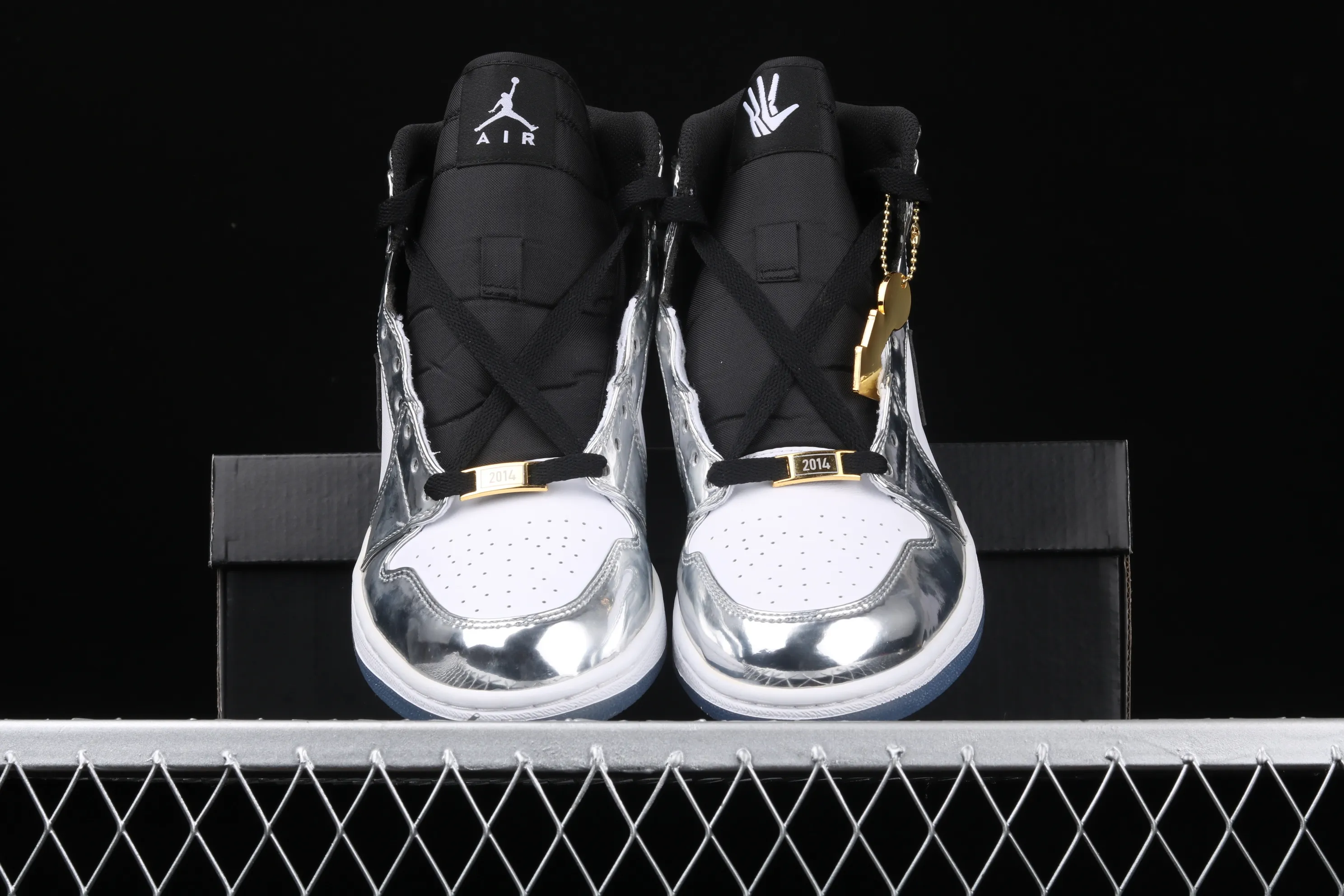 All categories Air Jordan Jordan series basketball shoes Air Jordan 1 High #ZG version Air Jordan 1 Pass The Torch AJ1 Joe 1 Leonard liquid electroplating silver AQ7476-016